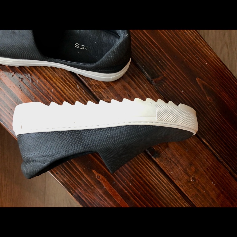 Platform Embossed J slides - Picture 2 of 2